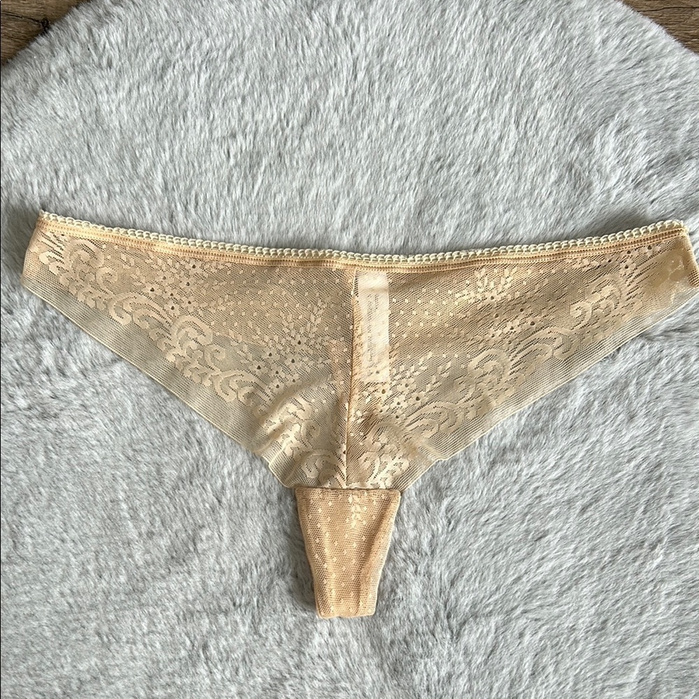 2011 Gap Body Invisibles Sheer Lace Thong Panty S